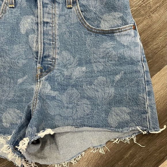 Levi’s floral print shorts with raw hem size 30 - Picture 4 of 9
